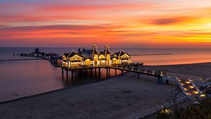 Превью обои пирс, здания, огни, подсветка, море, пляж