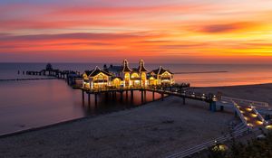 Превью обои пирс, здания, огни, подсветка, море, пляж