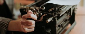 Превью обои пишущая машинка, бумага, руки, ретро
