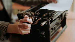 Превью обои пишущая машинка, бумага, руки, ретро