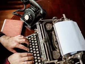 Превью обои пишущая машинка, клавиши, руки, ретро