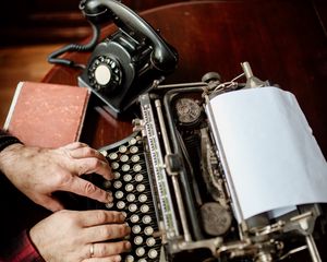 Превью обои пишущая машинка, клавиши, руки, ретро
