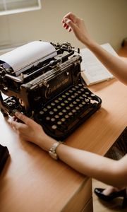 Превью обои пишущая машинка, клавиши, руки, эстетика