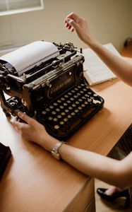 Превью обои пишущая машинка, клавиши, руки, эстетика