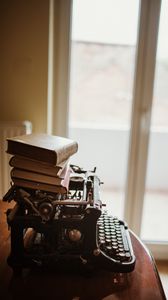 Превью обои пишущая машинка, книги, винтаж