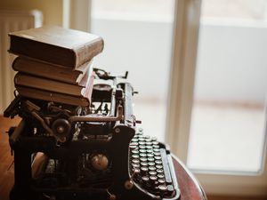 Превью обои пишущая машинка, книги, винтаж