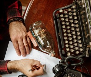 Превью обои пишущая машинка, руки, винтаж, эстетика