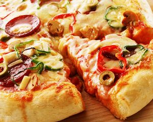 Превью обои пицца, кусок, перец, оливки, колбаса, домашняя, выпечка