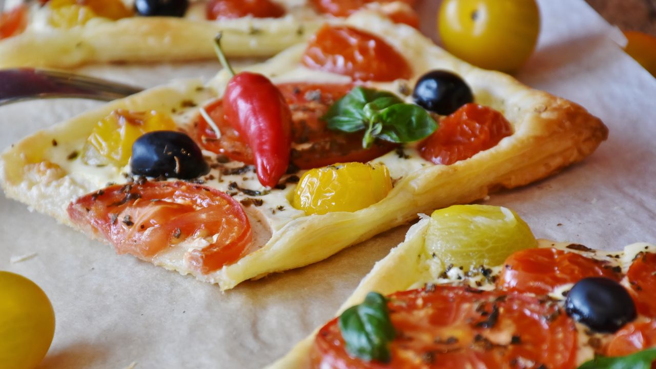 Обои пицца, овощи, олвки, маслины, перец, сыр