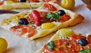 Превью обои пицца, овощи, олвки, маслины, перец, сыр