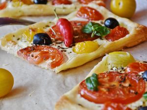 Превью обои пицца, овощи, олвки, маслины, перец, сыр