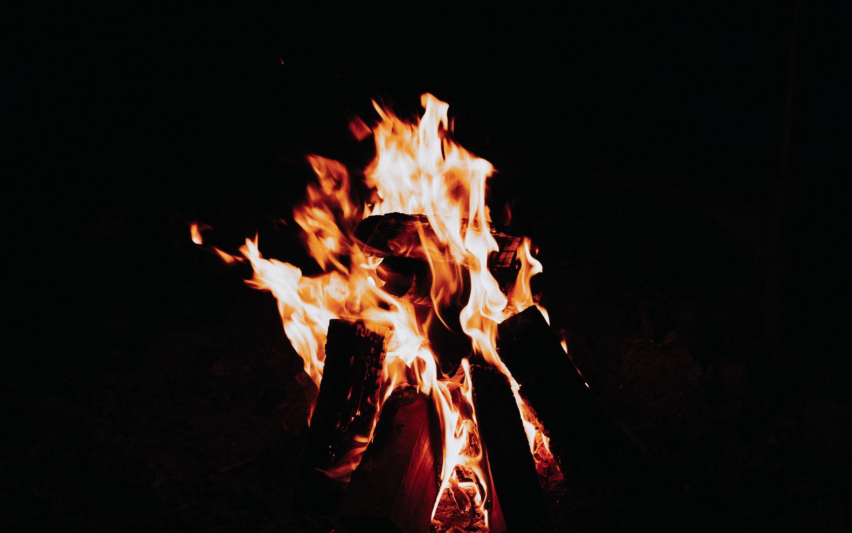 Фото огня на черном фоне