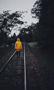 Превью обои плащ, человек, железная дорога, одинокий, осень, желтый