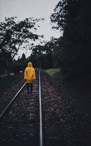 Превью обои плащ, человек, железная дорога, одинокий, осень, желтый