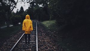 Превью обои плащ, человек, железная дорога, одинокий, осень, желтый