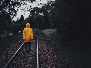Превью обои плащ, человек, железная дорога, одинокий, осень, желтый