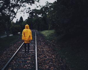 Превью обои плащ, человек, железная дорога, одинокий, осень, желтый