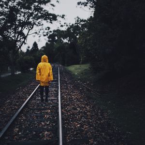 Превью обои плащ, человек, железная дорога, одинокий, осень, желтый