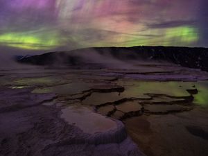 Превью обои плато, рельеф, вода, холм, северное сияние, ночь