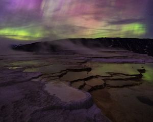 Превью обои плато, рельеф, вода, холм, северное сияние, ночь