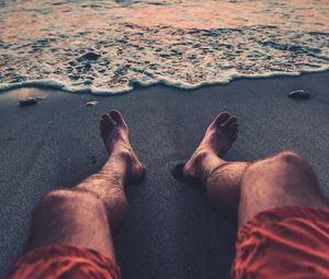 Превью обои пляж, берег, ноги, отдых