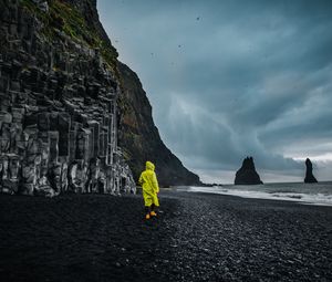 Превью обои пляж, человек, море, скалы, побережье