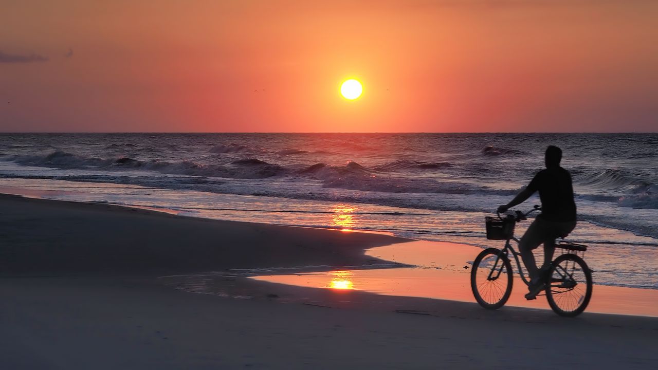 Обои пляж, человек, велосипед, рассвет