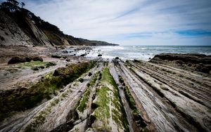 Превью обои пляж, камни, деревья, горы, море, горизонт, пейзаж