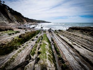 Превью обои пляж, камни, деревья, горы, море, горизонт, пейзаж