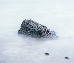 Превью обои пляж, камни, туман, вода, берег