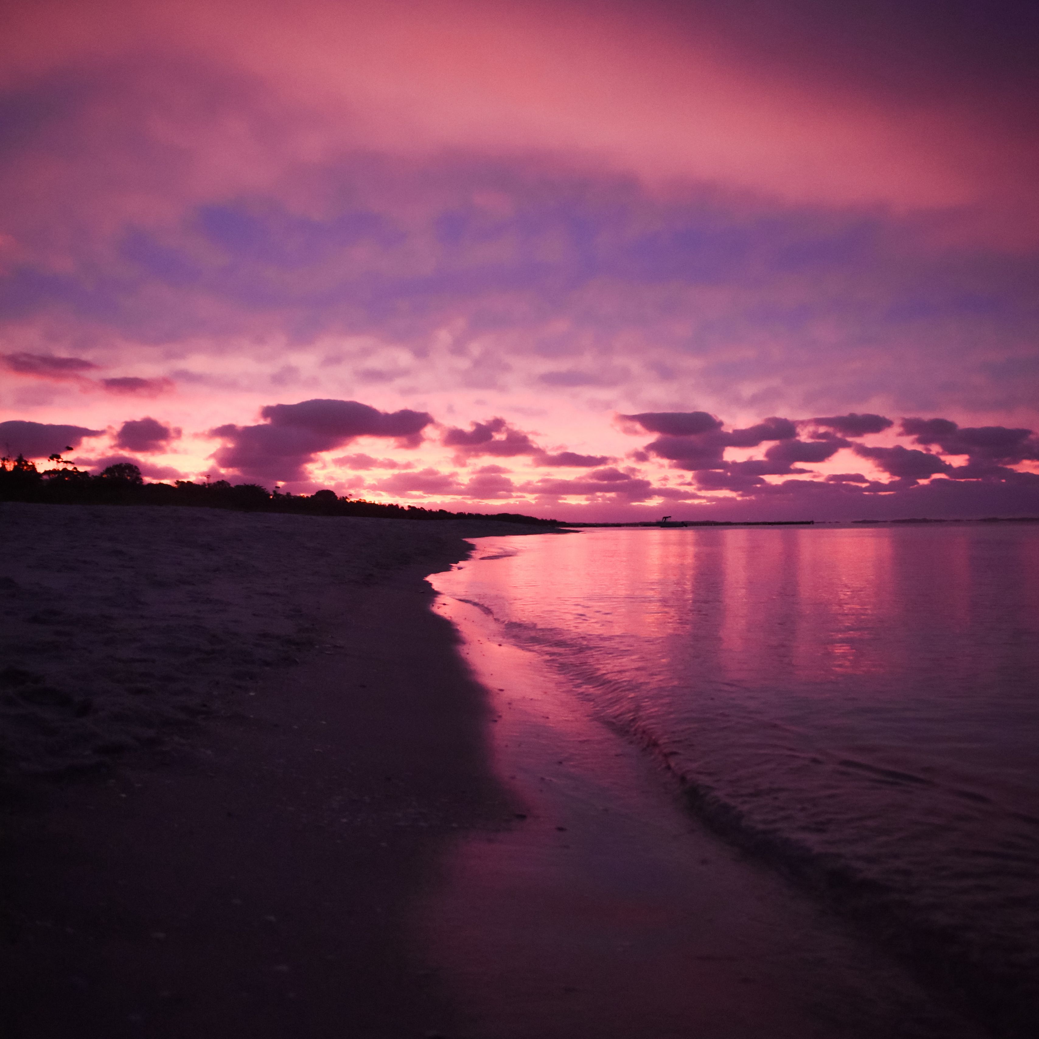 Фиолетовый закат на море