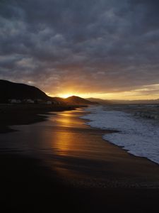 Превью обои пляж, море, пена, холмы, закат