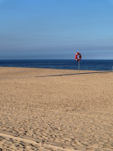 Превью обои пляж, море, песок, спасательный круг, небо