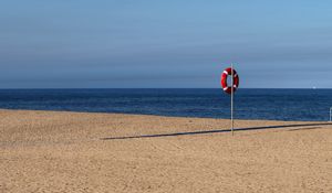 Превью обои пляж, море, песок, спасательный круг, небо