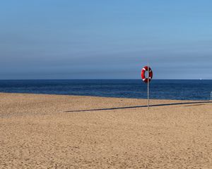 Превью обои пляж, море, песок, спасательный круг, небо