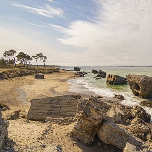 Превью обои пляж, море, руины, деревья, пейзаж