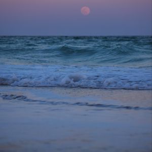 Превью обои пляж, море, волны, луна, сумерки