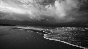 Превью обои пляж, море, волны, облака, черно-белый