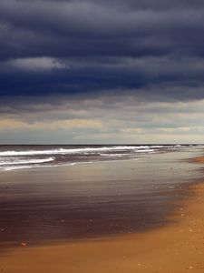 Превью обои пляж, песок, берег, океан, человек, одиночество, пасмурно, пустота