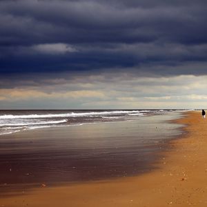 Превью обои пляж, песок, берег, океан, человек, одиночество, пасмурно, пустота