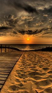 Превью обои пляж, песок, дорога, следы, забор, солнце, вечер, небо, закат, облака