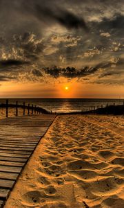 Превью обои пляж, песок, дорога, следы, забор, солнце, вечер, небо, закат, облака