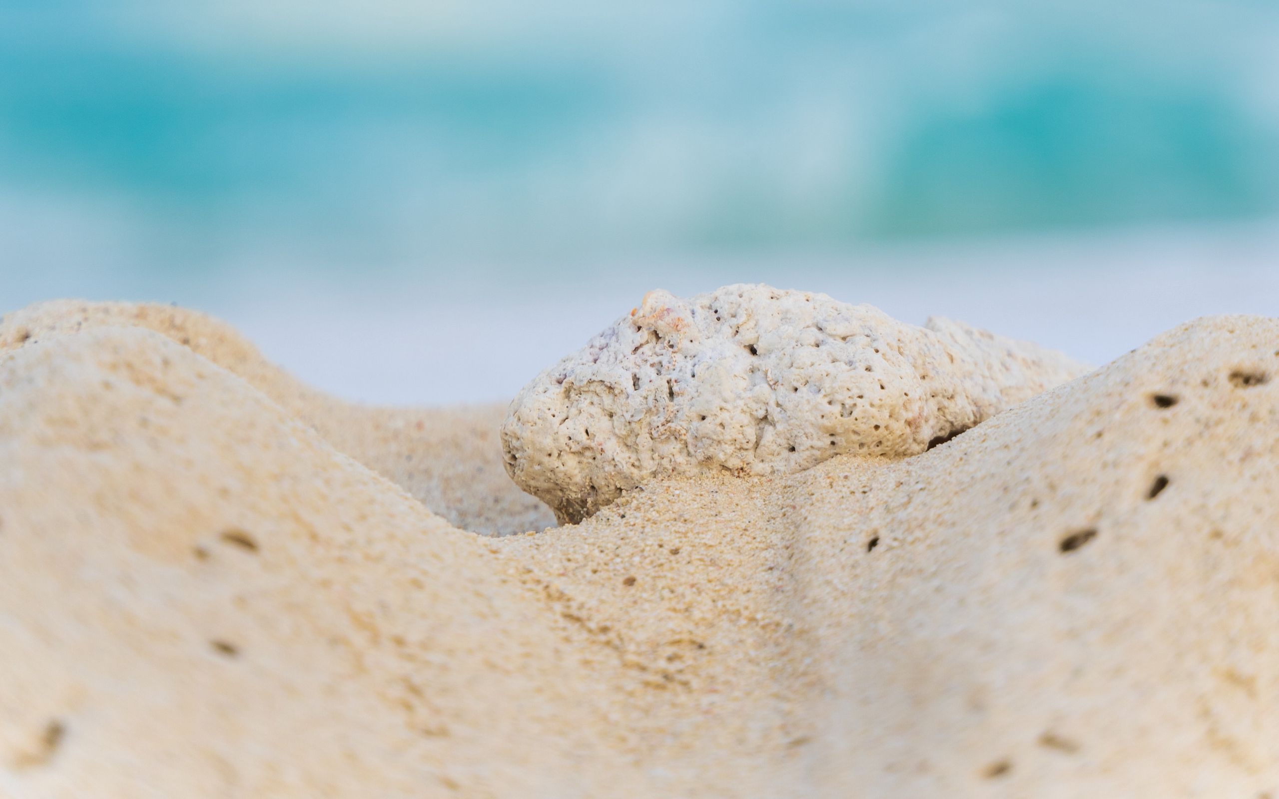 Стоун песок. Белый песок. Пляж с белым песком. Камни на песке. Песок на белом фоне.