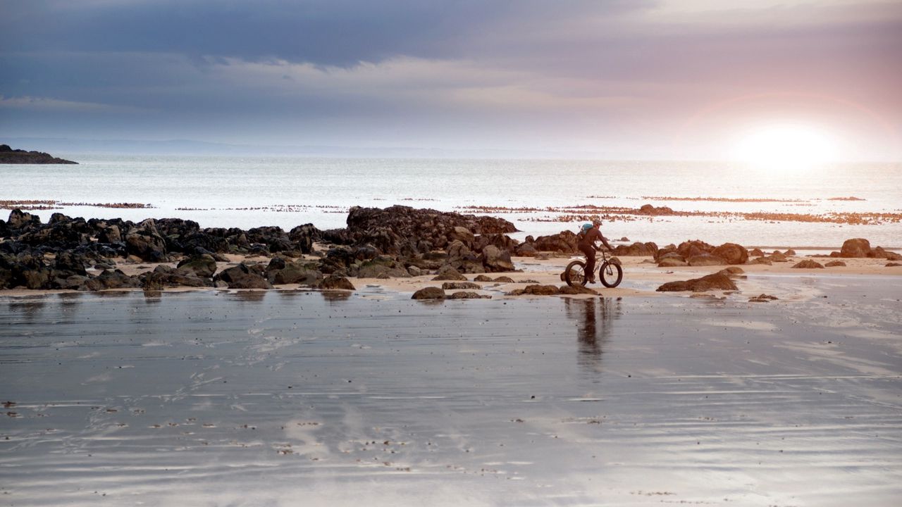 Обои пляж, песок, камни, велосипедист, прогулка