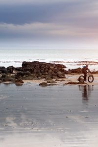 Превью обои пляж, песок, камни, велосипедист, прогулка