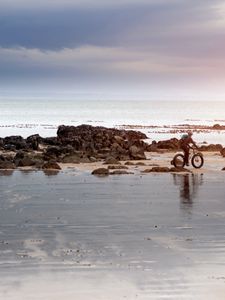 Превью обои пляж, песок, камни, велосипедист, прогулка