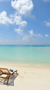 Превью обои пляж, песок, кресла, курорт, небо, облака, бунгало, хижины, голубое, ясно, горизонт, релакс