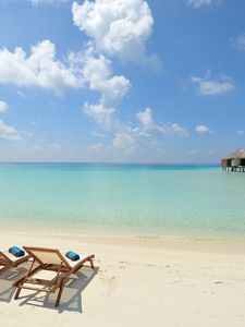 Превью обои пляж, песок, кресла, курорт, небо, облака, бунгало, хижины, голубое, ясно, горизонт, релакс