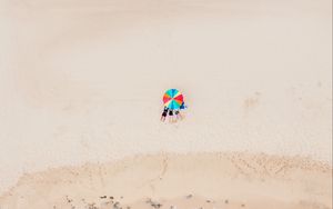 Превью обои пляж, песок, море, зонтик, вид сверху