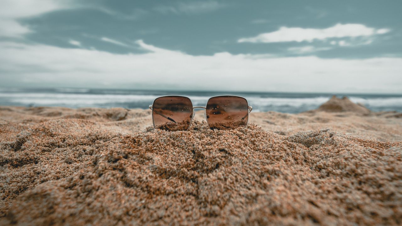 Обои пляж, песок, солнцезащитные очки, отдых, релакс